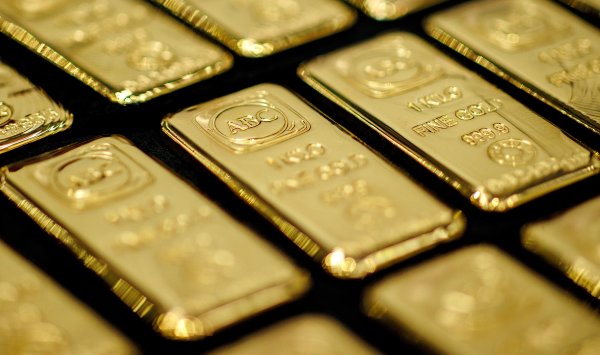Золото поднимается после ударов Израиля по ядерным объектам Ирана