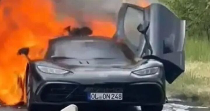 Второй Mercedes-Amg один зажжен в движении