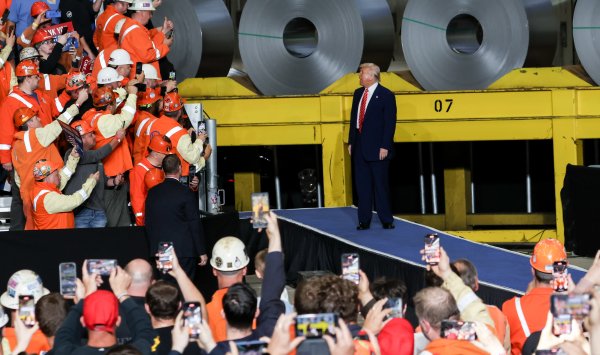 Трамп подписал приказ повысить обязанности стали и алюминия до 50%