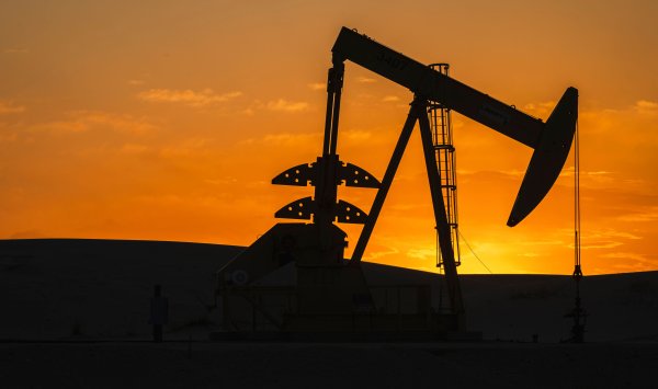 Нефть поднимается после того, как Трамп призвал к эвакуации Тегерана