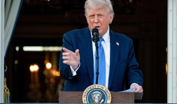 Трамп запрещает гражданам из 12 стран путешествовать в Соединенные Штаты