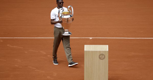 Дембеле представил Кубок Лиги чемпионов Роланд Гаррос