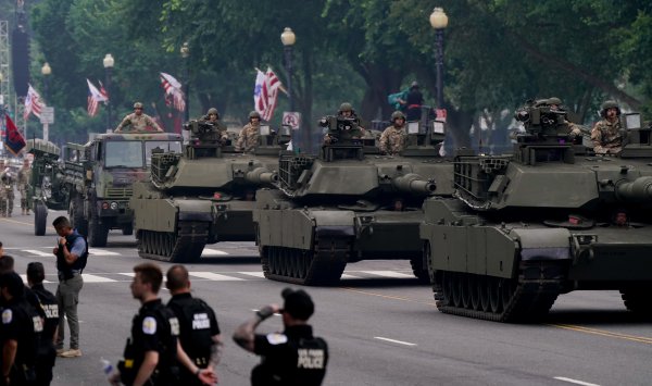 Парад Трампа демонстрирует военную власть против национальных протестов