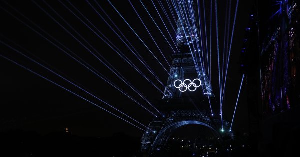 Эйфелева башня загорается в цветах PSG