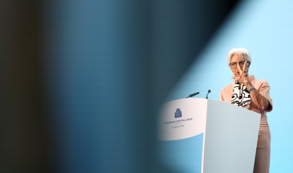 ЕЦБ снизит процентные ставки, в то время как коммерческий хаос весит на экономику