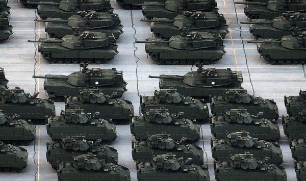 Парад дня рождения Трампа не является безвредным военным выступлением