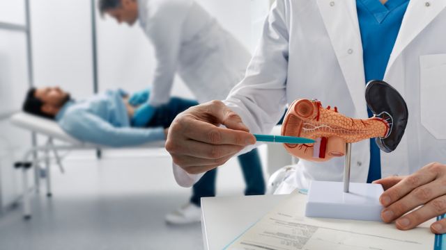 Аутоиммунный и алкогольный панкреатит — сходные симптомы, различия в происхождении и лечении