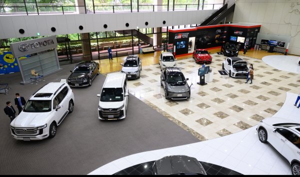 Toyota празднует рекордные продажи на 3 -й месяц, несмотря на обязанности