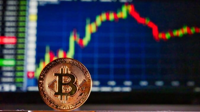 Краткий коллапс: биткойн упал до 103 000 долларов, Ethereum — до 2 450 долларов США.