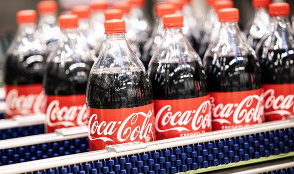 Трамп: Coca-Cola согласилась использовать настоящий тростник для автомобиля в США