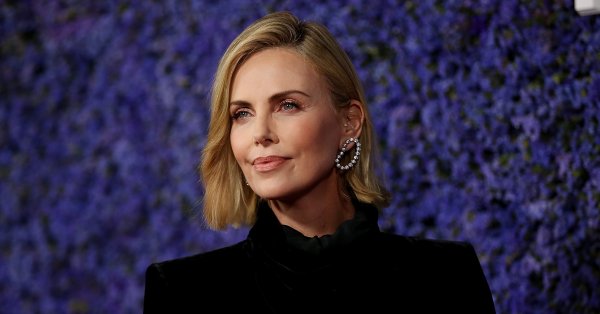 Лэмб-49-летняя Шарлиз Терон призналась, что занималась сексом с 26-летним мужчиной