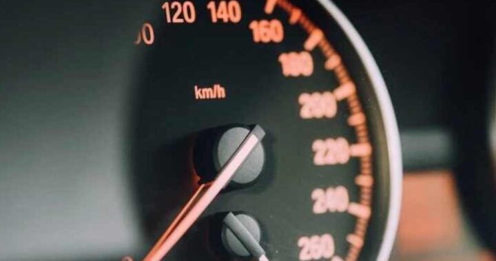 Почему скорость многих автомобилей ограничена 250 км/ч?