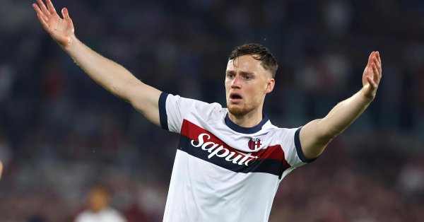 Наполи купил Болонья Защитника за 31 миллион.