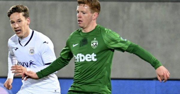 Ludogorets Paw упаковывает от продажи фон Врити на Grand