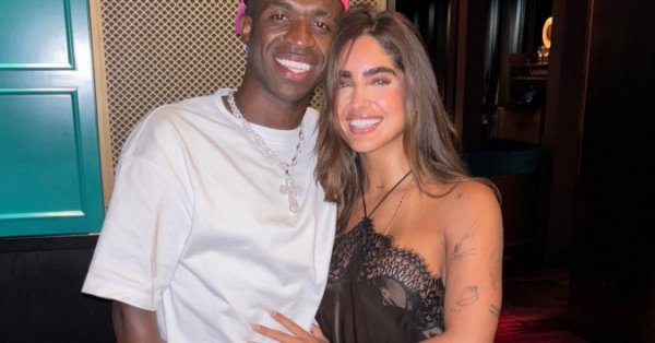 Vinisius ударил секс -бомбу с большой грудью + фотографии