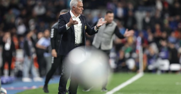 Легенда и босс Барсы идентифицировали Моуринью для # 1