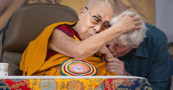 Буддийский навсегда Ричард Гер Брейс Далай-лама по случаю 90-летия духовного лидера