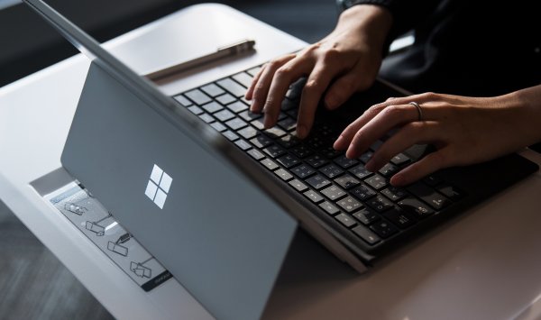 Что позволило глобальной атаке хакера против продукта Microsoft