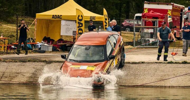 Какая машина более опасна, когда падает в воду — EV или лед?