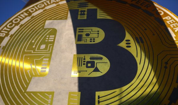 Биткойн летит, а рынок Altkoyi списал 300 миллиардов долларов.