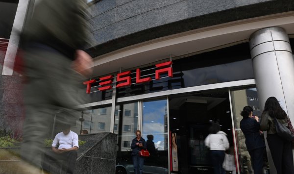 Слабые продажи Теслы снова находятся в фокусе после дебюта роботаксито