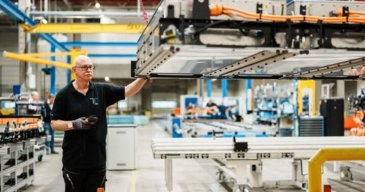 Электрические грузовики Mercedes получают переработанные батареи