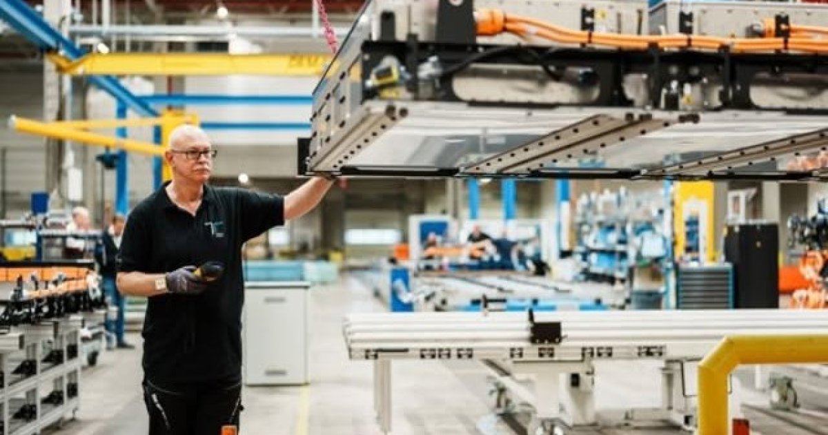 Электрические грузовики Mercedes получают переработанные батареи