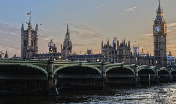 Британский парламент разваливается. Ничто не является вариантом.