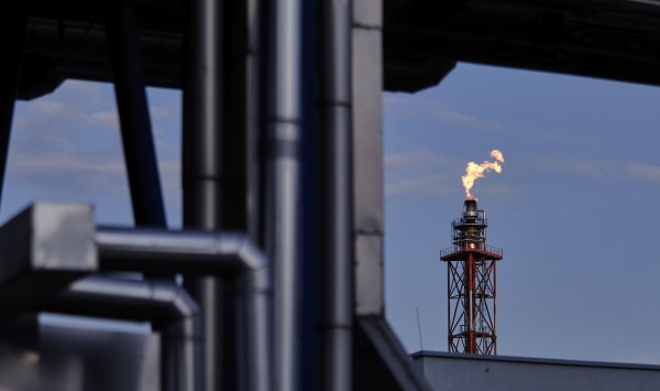 Цена на нефть немного растет после достижения торговых сделок США