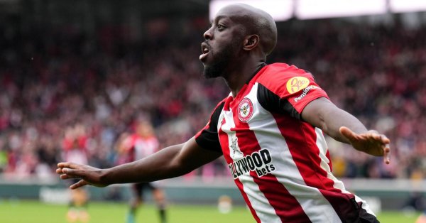 Волшебники смотрят на другого нападавшего после разочарования с командой