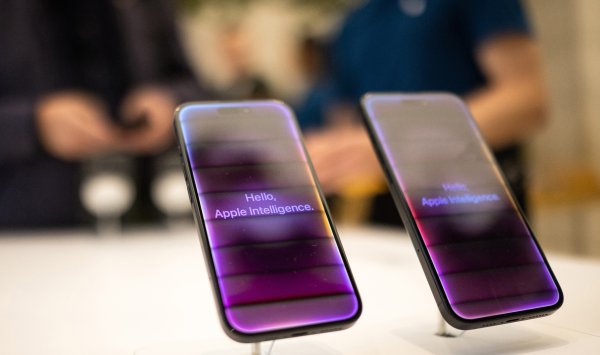 Apple сталкивается с призывами для перезапуска стратегии ИИ