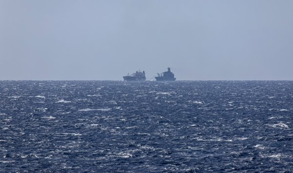 Корабль был поражен в Красном море, Израиль атакует порты Хутта