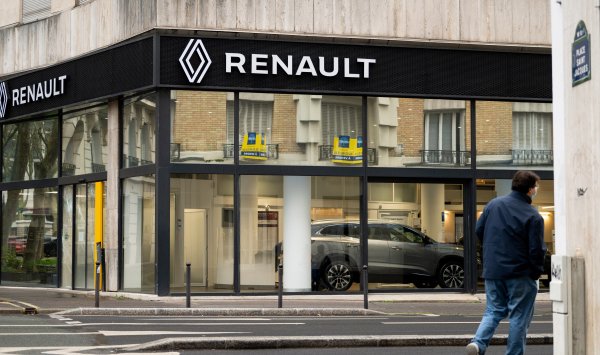 Акции Renault упали больше всего с пандемии