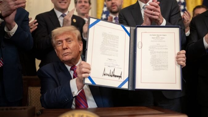 Трамп подписал закон о регулировании стаблина. Как крипторика отреагировала