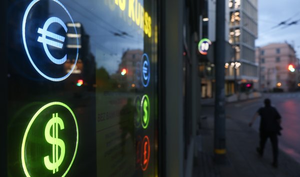 Снижение доллара будет продолжаться после августа из -за процентов и споров между Трампом и ФРС