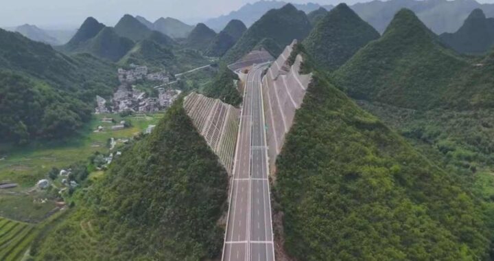 В Китае вырезал горы, чтобы построить шоссе