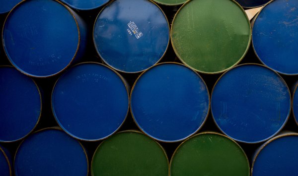 Нефть готовится к значительному еженедельному снижению из -за российских поставки