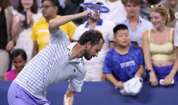 Фальшивые новости ИИ затопляют открытую и разжигание напряжения в теннисе