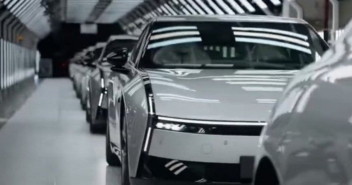 Xpeng показал, как движется новый P7 и припаркован один