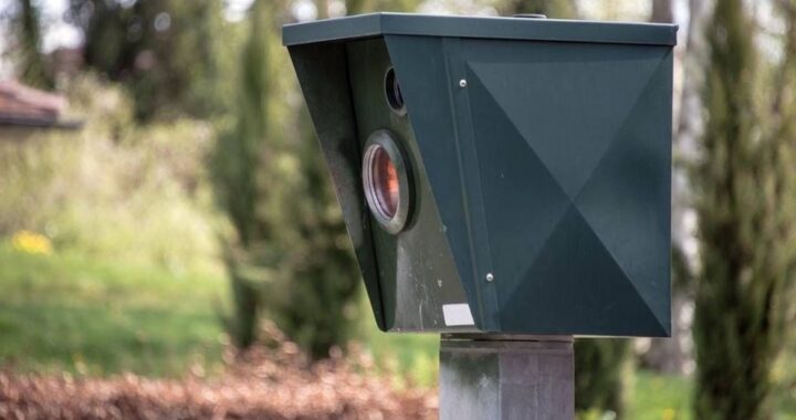 Ускоряющаяся камера соходит с ума и штрафрует всех, кто проходит мимо нее