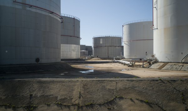 Нефть стабилизируется, поскольку рынки ожидают разговоров между Трампом и Путином