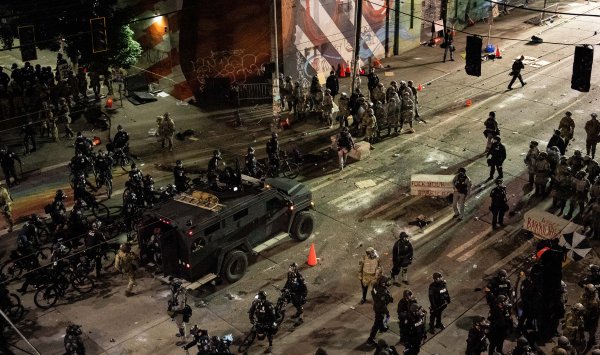 Трамп превращает армию в инструмент борьбы в бастионах демократов?