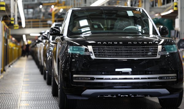 Британские создатели роскошных автомобилей жестко сражаются друг с другом