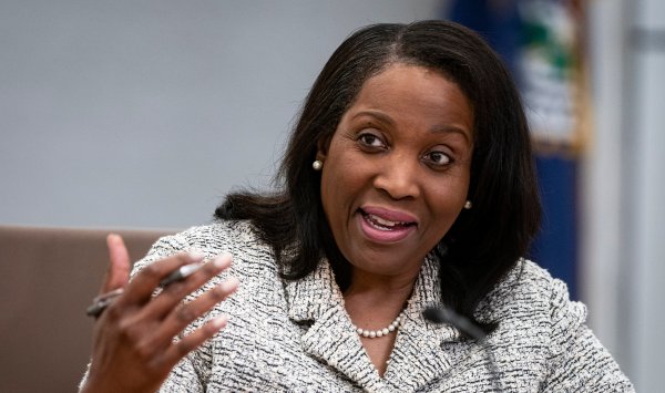 Трамп уволил члена ФРС, который лежит в исторической суде битве