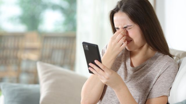 Даже всего 1 час прокрутки в Интернете загружает глаза