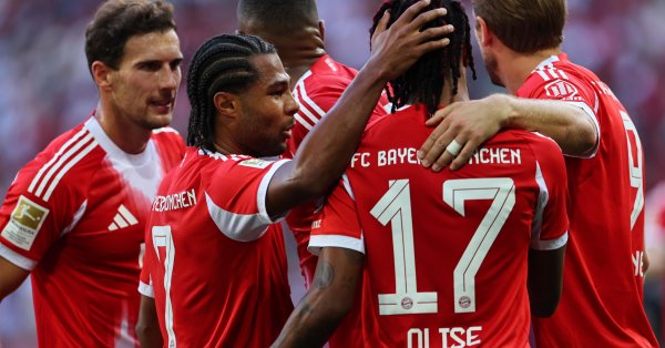 Бавария во главе с 3-0 в Аугсбурге, а затем трясет, чтобы выиграть