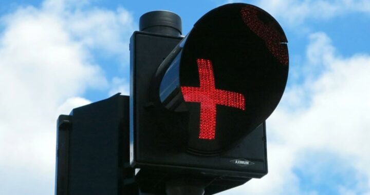 В Европе появился светофор с «красным плюсом» — что это значит?