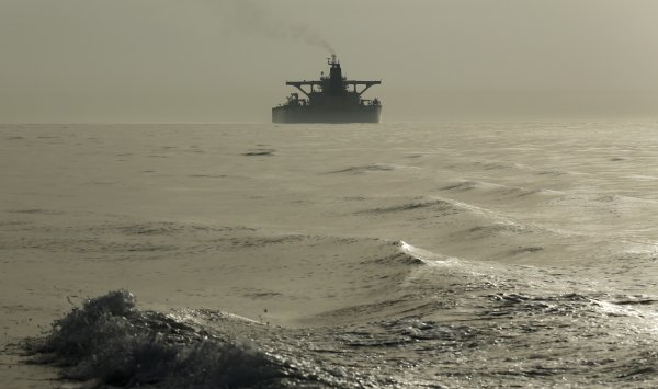 Россия продолжает экспортировать нефть из своих портов, несмотря на угрозы США