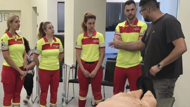 Лучшая в мире обучает команду конкуренции по болгарской реанимации