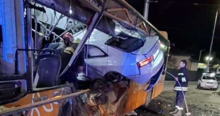 21-летняя с Audi с двухнедельным буклетом вылетела из окна в автобусе в Софии